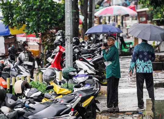Ilustrasi - Jakarta diprediksi kembali diguyur hujan pada siang hingga sore hari ini. (Sumber: Poskota/Bilal Nugraha Ginanjar)