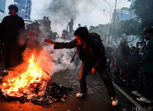 Ricuh! Aksi Serentak Indonesia Gelap BEM SI