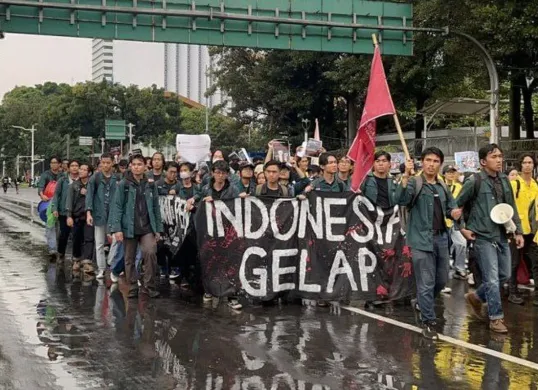 Mahasiswa yang sedang berdemo terkait 'Indonesia Gelap'. (Sumber: X/@jackjackparrr)