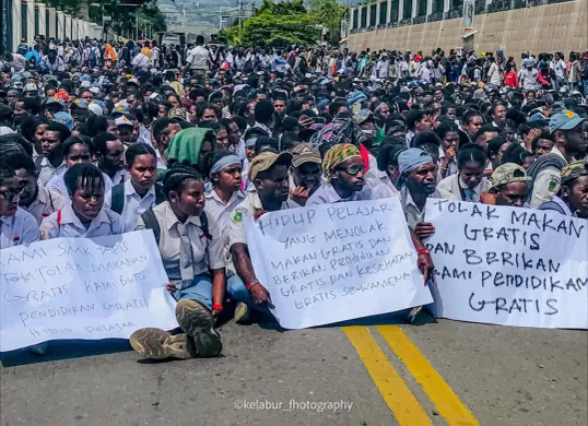 Pelajar di Papua lakukan demo untuk menolak Makan Bergizi Gratis (MBG). (Sumber: X/@DS_yantie)