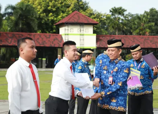 Pj Bupati Tangerang, Andi Ony, memberikan penghargaan kepada Kanit Krimsus Satreskrim Polresta Tangerang, Iptu Prasetya Bima Praelja. (Sumber: Dok. Pemkab Tangerang)