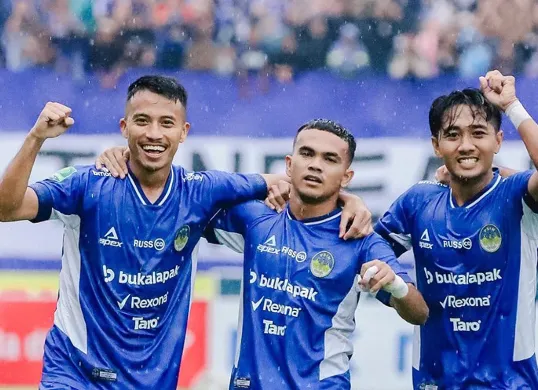 Roken Tampubolon (tengah) mencetak gol penentu kemenangan PSIM atas PSPS yang membawa Laskar Mataram promosi ke Liga 1. (Sumber: Instagram @psimjogja_official)