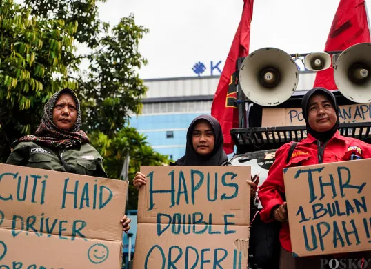 Sejumlah pengemudi ojek online (Ojol) yang tergabung dalam Serikat Pekerja Angkutan Indonesia (SPAI) menggelar aksi damai di depan Kantor Kemnaker RI, Jalam Gatot Subroto, Jakarta, Senin, 17 Januari 2025. (Sumber: Poskota/Bilal Nugraha Ginanjar)