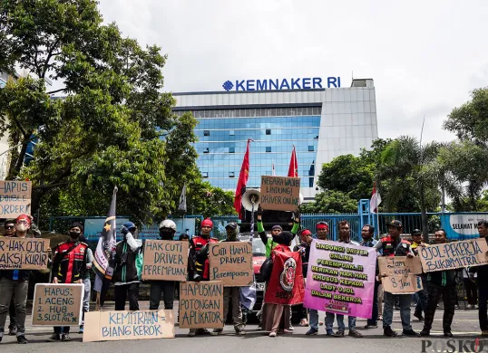 Sejumlah pengemudi ojek online (Ojol) yang tergabung dalam Serikat Pekerja Angkutan Indonesia (SPAI) menggelar aksi damai di depan Kantor Kemnaker RI, Jalan Gatot Subroto, Jakarta, Senin, 17 Januari 2025. (Sumber: Poskota/Bilal Nugraha Ginanjar)