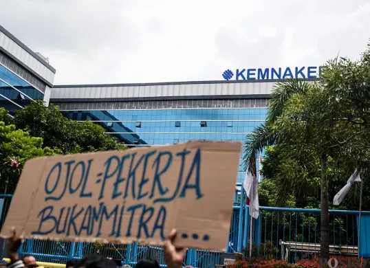 Ilustrasi - Sejumlah driver ojek online (Ojol) yang tergabung dalam Serikat Pekerja Angkutan Indonesia (SPAI) menggelar aksi damai di depan Kantor Kemnaker, Jakarta, Senin, 17 Januari 2025, lalu. (Sumber: Poskota/Bilal Nugraha Ginanjar)