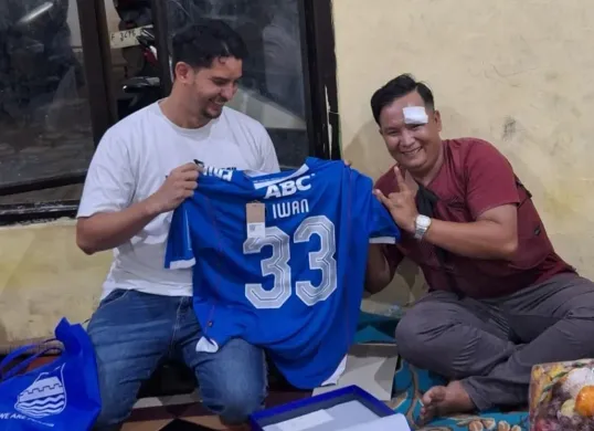 Ketua Umum Viking Persib Club Tobias Ginanjar bersama rombongan dari Bandung berkunjung ke rumah Iwan korban penganiayaan dan memberikan hadiah Jersey Persib. (Sumber: Instagram @TobiasGinanjar)