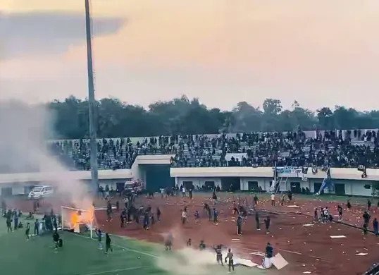 Suporter Persela buat kerusuhan saat timnya kalah lawan Persijap, laga ditunda dan pindah ke Sidoarjo. (Sumber: X/ antoTBL)