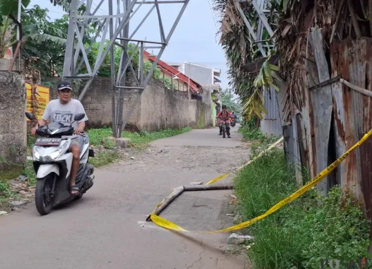 Lokasi penemuan mayat korban tanpa identitas di Jalan Kabel RT 5 RW 7, Kelurahan Kukusan, Kecamatan Beji, Kota Depok, Selasa, 18 Februari 2025. (Sumber: Poskota/Angga Pahlevi)