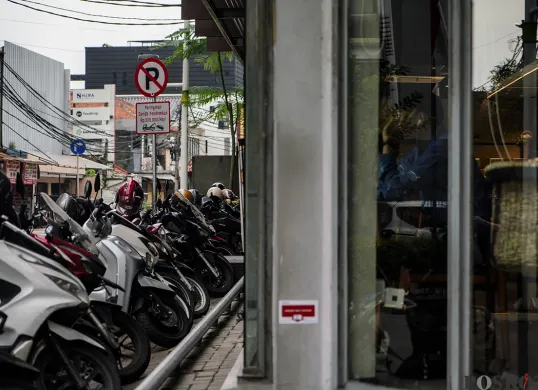 Sejumlah sepeda motor terlihat parkir sembarangan di area trotoar pejalan kaki dan bahu jalan di kawasan Jalan Blora, Jakarta. (Sumber: Poskota/Bilal Nugraha Ginanjar)