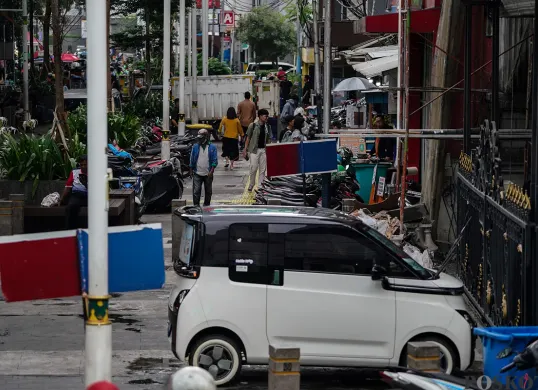 Sejumlah sepeda motor terlihat parkir sembarangan di area trotoar pejalan kaki dan bahu jalan di kawasan Jalan Blora, Jakarta, Selasa, 18 Februari 2025. (Sumber: Poskota/Bilal Nugraha Ginanjar)