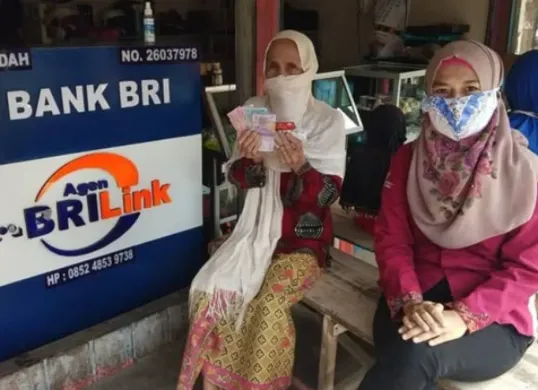 Ilustrasi - Seorang KPM mencairkan saldo dana Bansos PKH melalui agen bank penyalur BRI. Segera cek rekening KKS Anda, untuk mengetahui apakah dana subsidi telah dicairkan atau tidak.