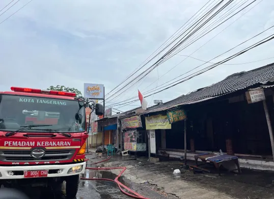 Mobil pemadam kebakaran (damkar) dikerahkan untuk memadamkan api yang melalap 8 bangunan di Jalan Beringin, Kecamatan Cibodas, Kota Tangerang terbakar pada Rabu, 19 Februari 2025. (Sumber: Dok. BPBD Kota Tangerang)