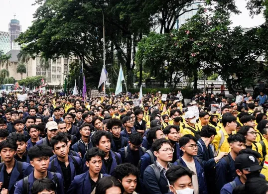 Mahasiswa dari berbagai kampus yang tergabung dalam Badan Eksekutif Mahasiswa Seluruh Indonesia (BEM-SI) menggelar aksi unjuk rasa serentak di sekitar Patung Arjuna Wijaya, Jakarta, Senin, 17 Februari 2025. (Sumber: Poskota/Bilal Nugraha Ginanjar)