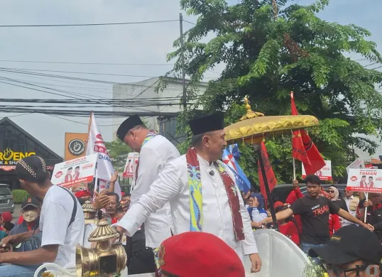 Tri Adhianto dan Abdul Harris Bobihoe saat arak-arakan menuju KPU Kota Bekasi, untuk mencalonkan diri sebagai Wali dan Wakil Wali Kota Bekasi pada gelaran Pilkada serentak, 28 Agustus 2024. (Sumber: Poskota/Ihsan Fahmi)