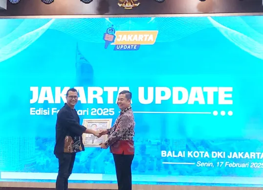 Wakil Pemimpin Redaksi Poskota, Guruh Nara Persada memberikan penghargaan kepada Pj Gubernur Jakarta, Teguh Setyabudi. (Sumber: Dok. Poskota)