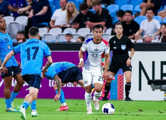 Aksi Pratama Arhan saat membela Bangkok United menghadapi Sydney FC di leg pertama 16 besar ACL 2 musim 2024-25. (Sumber: Instagram @true_bangkok_united)