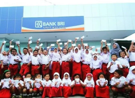 Ilustrasi siswa jenjang SD penerima bantuan PIP melakukan pencairan di Bank BRI. (Sumber: (Kemdikbud))