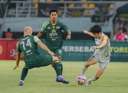 Duel Dewa United vs Persebaya di putaran pertama Liga 1 2024-25. (Foto: Instagram/@dewaunitedfc)