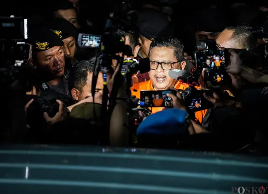 Sekretaris Jenderal (Sekjen) Partai Demokrasi Indonesia Perjuangan (PDIP) Hasto Kristiyanto, berjalan menggunakan baju Tahanan KPK, Kamis, 20 Februari 2025. (Sumber: Poskota/Bilal Nugraha Ginanjar)