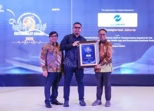 PT Transportasi Jakarta (Transjakarta) kembali raih penghargaan bergengsi dalam ajang Indonesia Digital Sustainability Awards 2025 yang diselenggarakan oleh Plus Idea Komunika dan JAKTV. (Sumber: Dok. Humas Transjakarta)