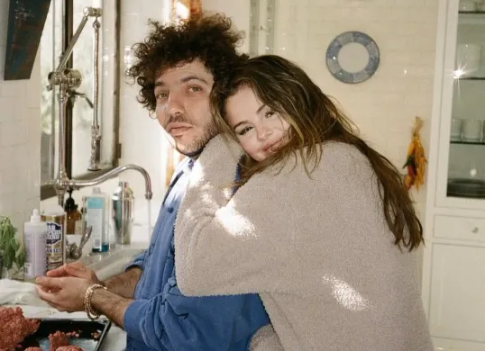 Selena Gomez dan Benny Blanco beli rumah seharga Rp589 miliar. (Sumber: Instagram/@selenagomez)