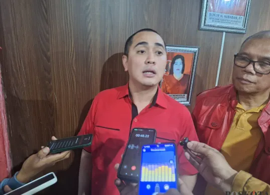 Kemeja merah, Sekretaris PDIP Kota Bekasi, Ahmad Faisyal, saat dijumpai wartawan di Bekasi Selatan, Kota Bekasi, Senin, 17 Februari 2025. (Sumber: Poskota/Ihsan Fahmi)