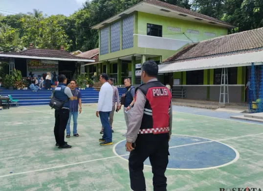 Anggota Polsek Padalarang memeriksa tempat kejadian perkara di SMK Dharma Pertiwi Bandung Barat. (Sumber: Poskota/Gatot Poedji Utomo)