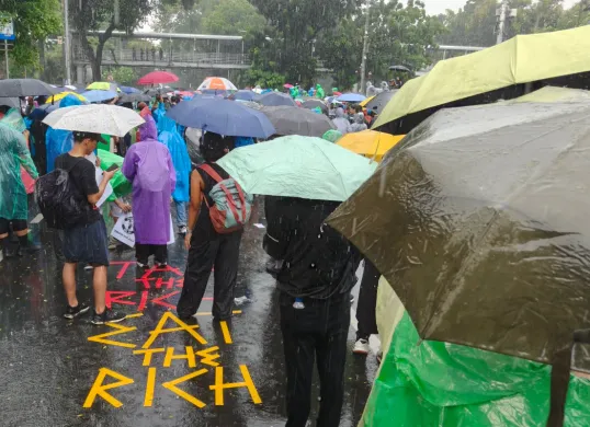 Tangkapan layar situasi aksi demonstrasi Indonesia Gelap saat diguyur hujan. (Sumber: X/ @Progresip_)