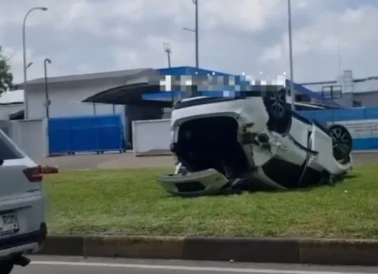 Mobil Mazda CX 5 terbalik di kawasan Jababeka, Kabupaten Bekasi, Jumat, 21 Februari 2025. (Sumber: Instagram/@peristiwa_bekasi)