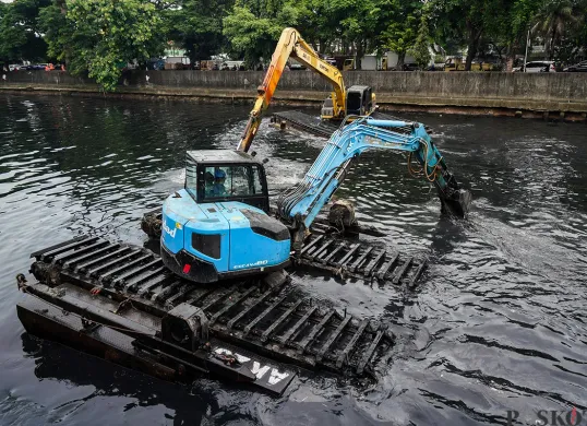 Dua eskavator mengeruk lumpur sedimentasi dari dasar Sungai Mookervaart, Jalan Daan Mogot, Jakarta Barat, Jumat, 21 Februari 2025. (Sumber: Poskota/Bilal Nugraha Ginanjar)