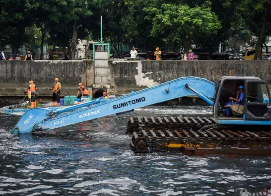 Pengerukan Sedimentasi di Sungai Mookervaart, Jakarta