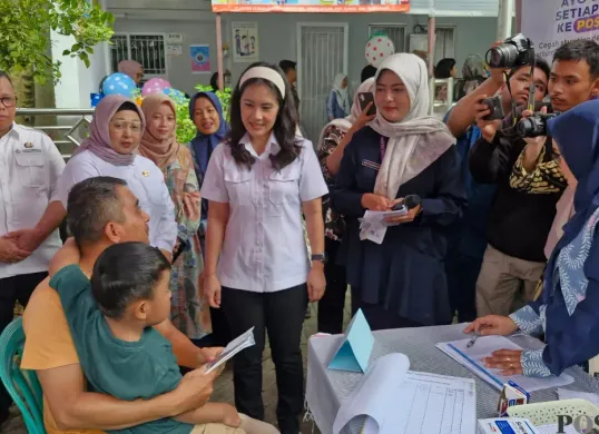 Wakil Bupati Tangerang, Intan Nurul Hikmah saat melakukan pemantauan posyandu. (Sumber: Poskota/Veronica Prasetio)