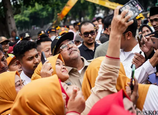 Wakil Gubernur DKI Jakarta, Rano Karno, meninjau pengerukan lumpur sedimentasi di Kali Mookervaart, Jalan Daan Mogot, Jakarta Barat, Jumat, 21 Februari 2025. (Sumber: Poskota/Bilal Nugraha Ginanjar)