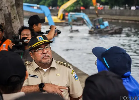 Wakil Gubernur DKI Jakarta, Rano Karno, meninjau pengerukan lumpur sedimentasi di Kali Mookervaart, Jalan Daan Mogot, Jakarta Barat, Jumat, 21 Februari 2025. (Sumber: Poskota/Bilal Nugraha Ginanjar)