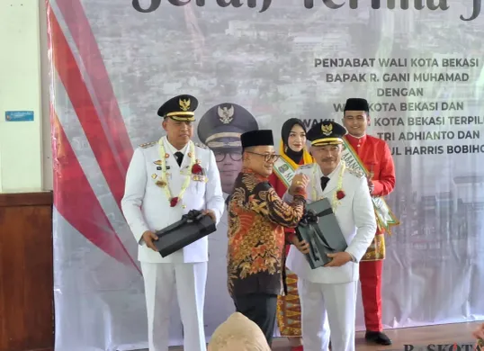 Wali Kota dan Wakil Wali Kota Bekasi Tri Adhianto (kiri) dan Abdul Harris Bobihoe (Kanan) saat berada di pendopo Wali Kota Bekasi, Kamis, 20 Februari 2025. (Sumber: Poskota/Ihsan Fahmi)