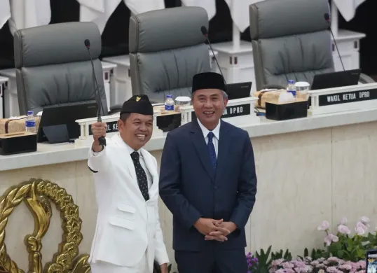 Serah terima jabatan dari Pj Gubernur Jawa Barat, Bey Machmudin ke Gubernur Jawa Barat, Dedi Mulyadi saat Rapat Paripurna DPRD Jawa Barat, Jumat, 21 Februari 2025. (Sumber: Dok. Humas Pemprov Jabar)