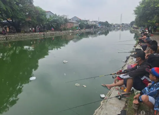 Warga saat mengikuti mancing ikan lele bareng di Situ Rawa Bebek, Bekasi Barat, Kota Bekasi, Sabtu, 22 Februari 2025. (Sumber: Poskota/Ihsan Fahmi)