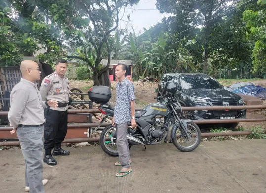 Polisi cek TKP kehilangan spion mobil di Jalan Jakamulya, Bekasi Selatan, Kota Bekasi, Sabtu, 22 Februari 2025. (Sumber: Dok. Reskrim Polsek Bekasi Selatan)