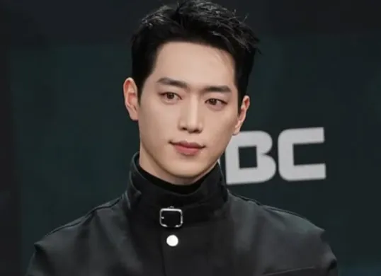 Seo Kang Joon, aktor Korea Selatan dengan mata unik yang mempesona, terus memukau fans dengan bakat dalam setiap perannya. (Sumber: Instagram/seokj1012)