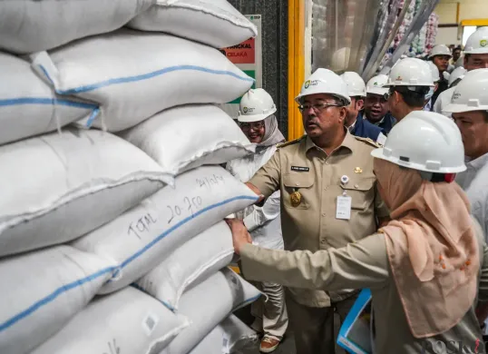 Wakil Gubernur Jakarta Rano Karno meninjau ketersediaan beras di Pasar Induk Beras Cipinang dan Food Station Tjipinang Jaya, Jakarta Timur, Sabtu, 22 Februari 2025, lalu. (Sumber: Poskota/Bilal Nugraha Ginanjar)