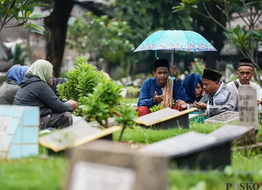 Ilustrasi - Bacaan doa ziarah kubur untuk orang tua menjelang Ramadhan. (Sumber: Poskota/Bilal Nugraha Ginanjar)