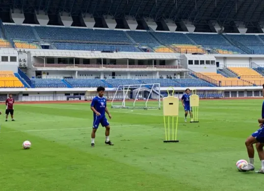 Para pemain Persib tengah berlatih di Stadion Gelora Bandung Lautan Api, Minggu 23 Februari 2025 seusai bermain imbang 0-0 menghadapi Madura United. (Sumber: Official Persib)