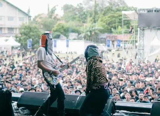 Aksi panggung band Sukatani (Sumber: Ig: @sukatani.band)