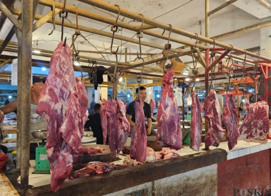 Pedagang daging di Pasar Gudang Tigaraksa, Kabupaten Tangerang, Minggu, 23 Februari 2025. (Sumber: Poskota/Veronica Prasetyo)