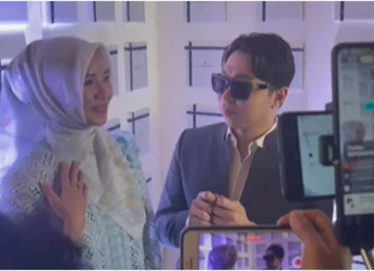 Momen istri dr Richard Lee mengenakan hijab. (Sumber: Tangkap Layar Instagram/@derrysulaiman)