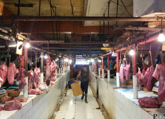 Harga daging sapi di pasar tradisional mulai mengalami kenaikan jelang Ramadan. (Sumber: Poskota/Pandi Ramedhan)