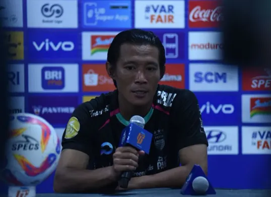 Bek kanan Persib, Henhen Herdiana memberi komentar usai laga melawan Madura United, di pekan 24 Liga 1 2024-25. (Foto: persib.co.id)