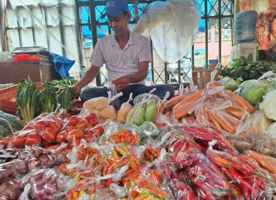 Pedagang bernama Warta 50 tahun di lapak miliknya di Pasar Baru Bekasi, Bekasi Timur, Kota Bekasi, Minggu, 23 Februari 2025. (Sumber: Poskota/Ihsan Fahmi)