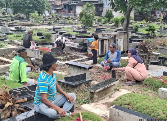 Warga tampak mengunjungi makam kuburan keluarganya di TPU Perwira, Jalan Kaliabang Tengah, Perwira, Kecamatan Bekasi Utara, Kota Bekasi, Minggu, 23 Februari 2025. (Sumber: Poskota/Ihsan Fahmi)