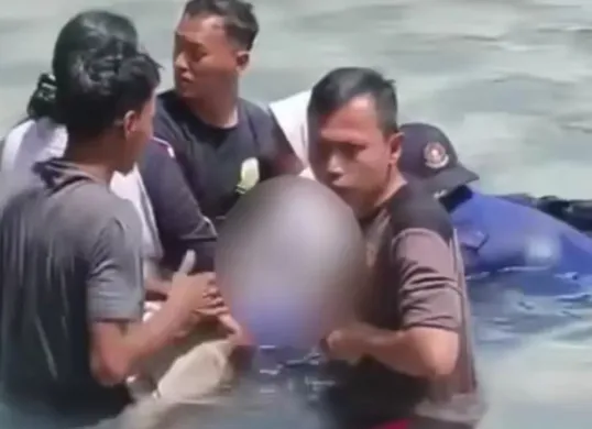 Momen dramatis evakuasi bocah yang tersangkut di saluran pembuangan air kolam renang di Garut, Jawa Barat. (Sumber: Tangkap Layar Instagram/@funnelmedia)